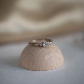 【Cayof(カヨフ)の口コミ】 豪華で、ギラギラしているデザインが好みでなく、普段の服装にも合うナチ…