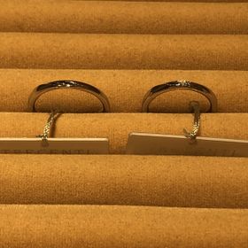 【TRECENTI(トレセンテ)の口コミ】 シンプルな1粒ダイヤの指輪ですが、中央のデザインとダイヤの輝きが美しく…