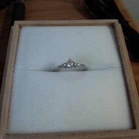 【CAFERING(カフェリング)の口コミ】 婚約指輪は当初買う予定はありませんでした。が、この指輪は雑誌で見てい…