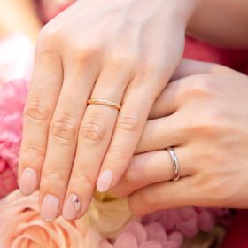 【ラザール ダイヤモンド(LAZARE DIAMOND)の口コミ】 宝石が斜めのラインに沿って埋め込まれているデザインがとても美しいです…