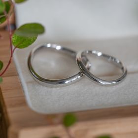 【Cayof(カヨフ)の口コミ】 デザインはウェーブにして、レディースは細めでメンズは手の大きさに合わ…