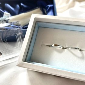 【Disney Cinderella(ディズニー シンデレラ)の口コミ】 デザインがシンプルで可愛かったのと、ブルーダイヤモンドは結婚指輪で中…