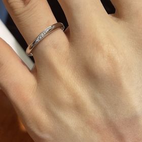 【TRECENTI(トレセンテ)の口コミ】 ストレートタイプでシンプルでありながらダイヤが斜めに並んでおりウェー…