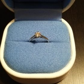 【銀座ダイヤモンドシライシの口コミ】 自分は上からみるが他の人からは横から見られると言われたので、横から見…