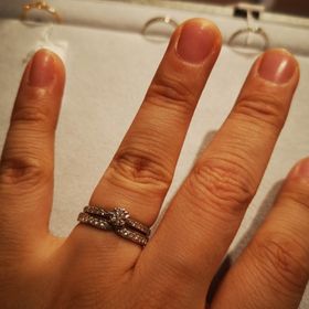 【STAR JEWELRY(スタージュエリー)の口コミ】 エタニティリングを中心に見せてもらえました。
ダイヤモンドの質が高く、…