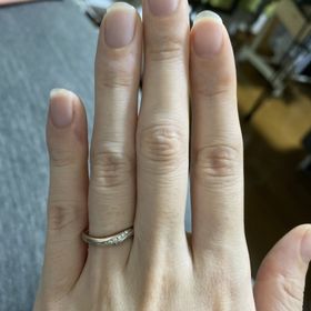 【アイプリモ(I-PRIMO)の口コミ】 この指輪は流れるような形状をしていて、そこにダイヤがはめ込まれていま…