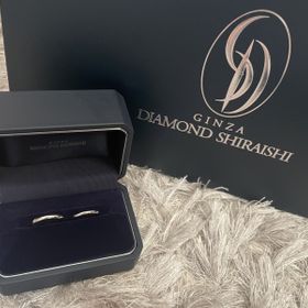 【銀座ダイヤモンドシライシの口コミ】 婚約指輪と重ね付けがしたかったため、シンプルなデザインを探していまし…