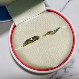 【COCKTAIL(カクテル)の口コミ】 ゆるやかなV字になっていて指が細く見えます。
左側に小さめの石が並び、…