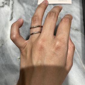 【SIENAROSE(シエナロゼ)の口コミ】 リングのシンプルなデザインがとても素敵です。
ツヤありのキラキラしてい…