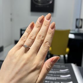 【エクセルコダイヤモンド(EXELCO DIAMOND)の口コミ】 シンプルな一粒ダイヤの指輪を探していました。このデザインはダイヤの留…