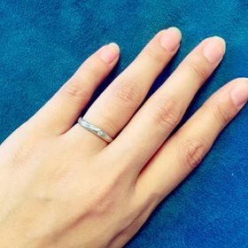 【Something Blue(サムシングブルー)の口コミ】 シンプルでデザインのある指輪を探していました。指輪自体はまっすぐです…