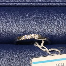 【銀座ダイヤモンドシライシの口コミ】 Vラインのリングのセンターに流れる様にダイヤがあしらわれています。少し…