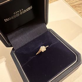 【銀座ダイヤモンドシライシの口コミ】 花型のモチーフで探しており、理想にピッタリでした。真ん中のダイヤは0.3…