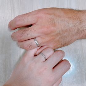 【COLANY(コラニー)の口コミ】 指が綺麗に見えるデザインです。
指輪の着け心地が不思議な感じでした。
…