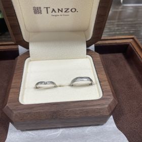 【TANZO.(鍛造指輪)の口コミ】 夫が鎚目デザインを気に入っていたこと、鍛造製法で作っているので、他の…