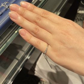 【銀座ダイヤモンドシライシの口コミ】 リングが細く、シンプルなデザインが1番の決め手。
形状はウェーブで、セ…