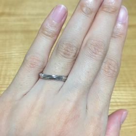 【銀座ダイヤモンドシライシの口コミ】 ウェーブデザインを探しており、男性でも抵抗感のない緩やかさと女性側は…