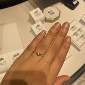 【銀座ダイヤモンドシライシの口コミ】 元々、デザインは年を重ねても負けない華やかなものを探しており、メレの…