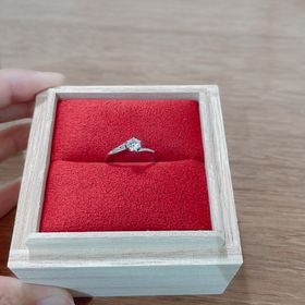 【出雲結(いずもゆい)】の口コミ 一緒に購入した結婚指輪との相性がとても良かったので購入しました。
デザ...