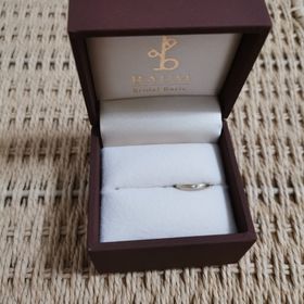 【BAUM(バーム)の口コミ】 見本を拝見し、主人も私もひと目で気に入りました。ゴールドに加工が施し…