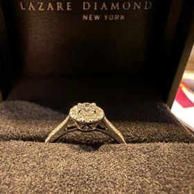 【ラザール ダイヤモンド(LAZARE DIAMOND)の口コミ】 いかにもな一粒婚約指輪はのちのちつけにくいかなと思っていて、ファッシ…