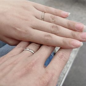 【Disney PRINCESS Rapunzel(ディズニープリンセスラプンツェル)の口コミ】 ピンクゴールドの色味と、上下で表面の仕上がりが異なるデザイン、控えめ…