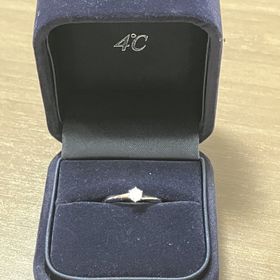 【4℃ BRIDAL(ヨンドシーブライダル)の口コミ】 付ける相手の事を考えシンプルなものがいいと思い、さらに50周年記念限定…