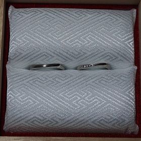 【TOMOE(トモエ)の口コミ】 何店舗かお店をまわって色々な指輪を見た中で、他にはないデザインで目を…