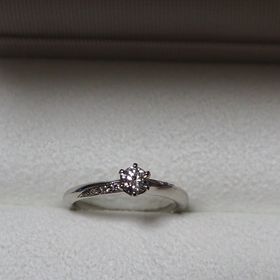 【Galopine & Galopin(ガロピーネガロパン)の口コミ】 シンプルなデザインのものを探していてリングの上と下に3粒ずつ小さなダイ…