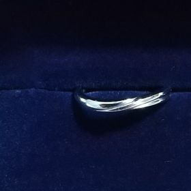 【銀座ダイヤモンドシライシの口コミ】 ショーケースにある数あるセットリングのなかでも見た目が好みなので思い…