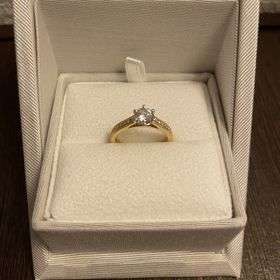 【ENUOVE(イノーヴェ)の口コミ】 婚約指輪といえばプラチナと思って探していましたが、店内でたくさん指輪…