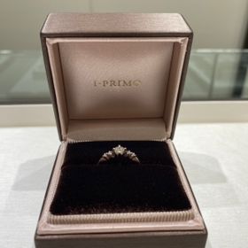 【アイプリモ(I-PRIMO)の口コミ】 妻の指が小さくてダイヤモンドがあまり大きいと似合わないことからダイヤ…