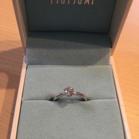 【ジュエリーツツミ(JEWELRY TSUTSUMI)の口コミ】 シンプルなデザインの指輪が良くて、王道のソリティアに決めました。ソリ…