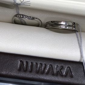 【俄(にわか)の口コミ】 先に貰っていた婚約指輪と重ね付けができる
夫が太めの指輪がいいというこ…