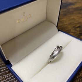 【GALA JEWELRY(ガラジュエリー)の口コミ】 デザイナーさんに見せていただ、外側からも内側からも２つ重なるデザイン…