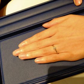 【銀座ダイヤモンドシライシの口コミ】 指輪の輝きと歳をとってもずっとつけていられそうな形だったことが1番の決…