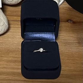 【4℃ BRIDAL(ヨンドシーブライダル)の口コミ】 シンプルなデザインで尚且つリング自体がウェーブになっているので、指が…