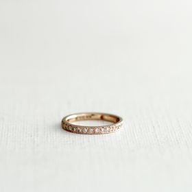 【atelier CraM(アトリエ クラム)の口コミ】 素材は付ける指に馴染むような、優しい色合いのピンクゴールドのリングを…