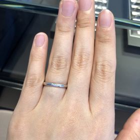 【エクセルコダイヤモンド(EXELCO DIAMOND)の口コミ】 メレダイヤが斜めに入ったデザインの指輪を希望していたため候補に挙がり…