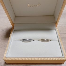 【ケイウノ ブライダル(K.UNO BRIDAL)の口コミ】 アンティーク調の指輪が希望でした。
こちらの木目調の指輪に一目惚れしま…