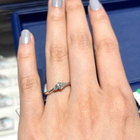 【銀座ダイヤモンドシライシの口コミ】 事前にサイドメレのストレート、V字のデザインで幾つかチョイスしてから店…