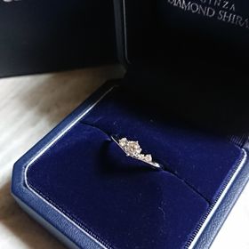 【銀座ダイヤモンドシライシの口コミ】 Vラインのリングで、中央に大きなダイヤモンドがついていて左に１つ、右に…