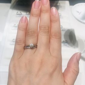 【銀座ダイヤモンドシライシの口コミ】 仕事中につけることのできる派手目なデザインではないこと、婚約指輪と合…