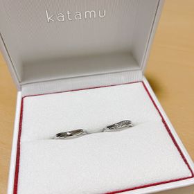 【Katamu(カタム)の口コミ】 幅広でダイヤのついたタイプの結婚指輪を探していました。
インスタグラム…