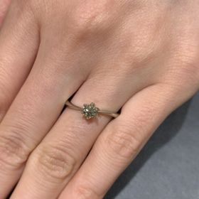 【ラザール ダイヤモンド(LAZARE DIAMOND)の口コミ】 指輪のデザインが豊富でしっくりくるのが見つけやすい。
値段は安くはない…