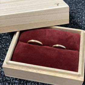 【ichi(イチ)の口コミ】 いかにも結婚指輪というデザインのものはあまり好みでは無かったので、少…