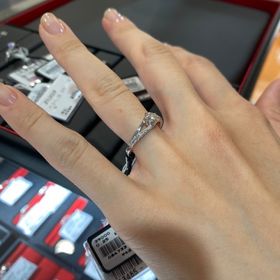 【ラザール ダイヤモンド【取扱店販売】の口コミ】 いい意味でザ婚約指輪という感じがなくて普段のお出かけから使えそうなデ…