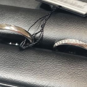 【ラザール ダイヤモンド(LAZARE DIAMOND)の口コミ】 ストレート+斜めのメレダイヤで探していましたが、横から見ても見えるよう…