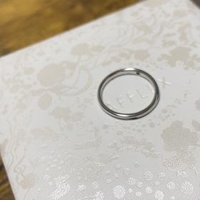 【AFFLUX(アフラックス)の口コミ】 指輪のデザインとしてとてもシンプルでつけ心地がとてもよかったためこの…