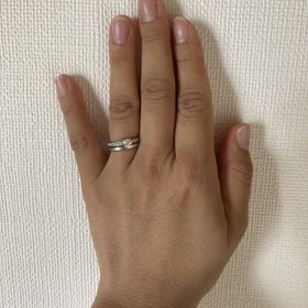 【ブシュロン(BOUCHERON)の口コミ】 そこまで大きくないダイヤモンドですが、周りにも小さなダイヤが敷きつめ…